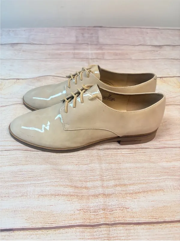 Karl Lagerfeld Paris Women’s Sz 8 IVA Beige Oxford Patent Leather Dress Shoes - Image 2