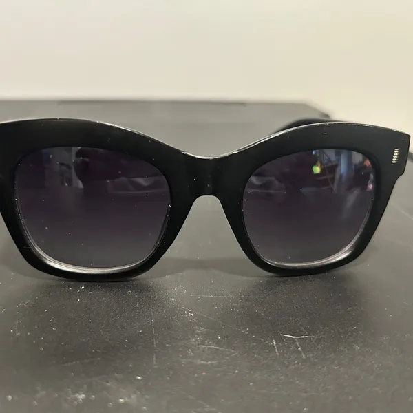 Steve Madden Black Sunglasses Sleek Design UV Protection - Image 8