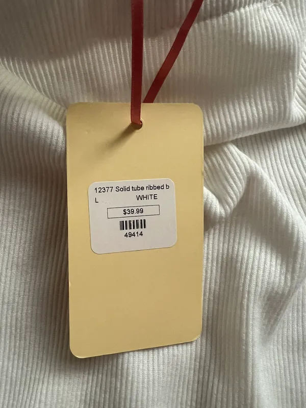 Entro new with tags ribbed white body suit with cute feather detail!🤍 - Image 4
