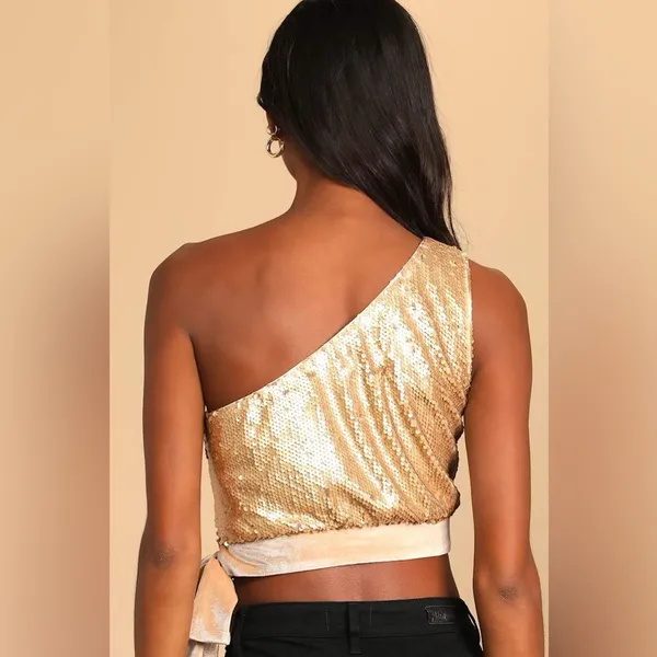 Lulus NWOT Spectacular Matte Gold Sequin One-Shoulder Side-Tie Crop Top Size M - Image 4