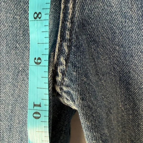 UNIQLO 90s Style Cut Offs 3/4 Denim Shorts - Image 5