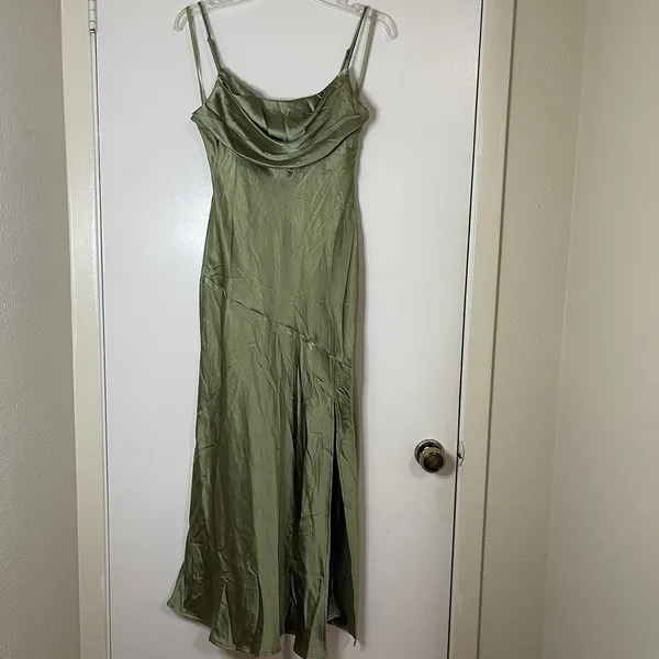 NEW! Selfie Leslie Well Versed Pleated Bust Front Split Dress Olive MED 27595d24 - Image 3