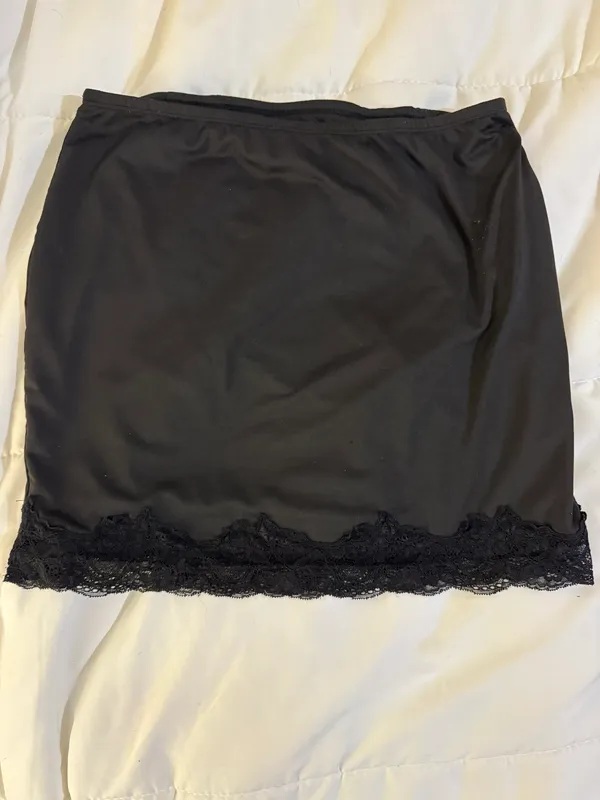 Super cute and stretchy mini skirt with lace detail from Amazon. Fits like a medium. Worn once to try on. #goingout - Image 5