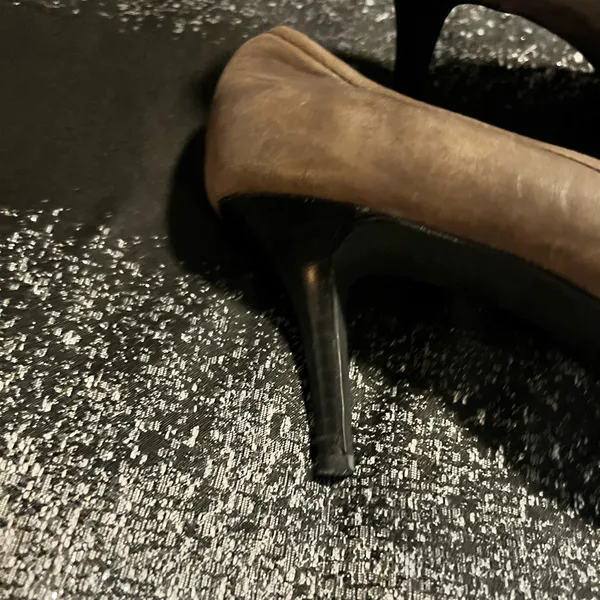 Womens sz6 Coach Darlina Bronze Leather Pumps Heels with Logo Button Detail - Image 8