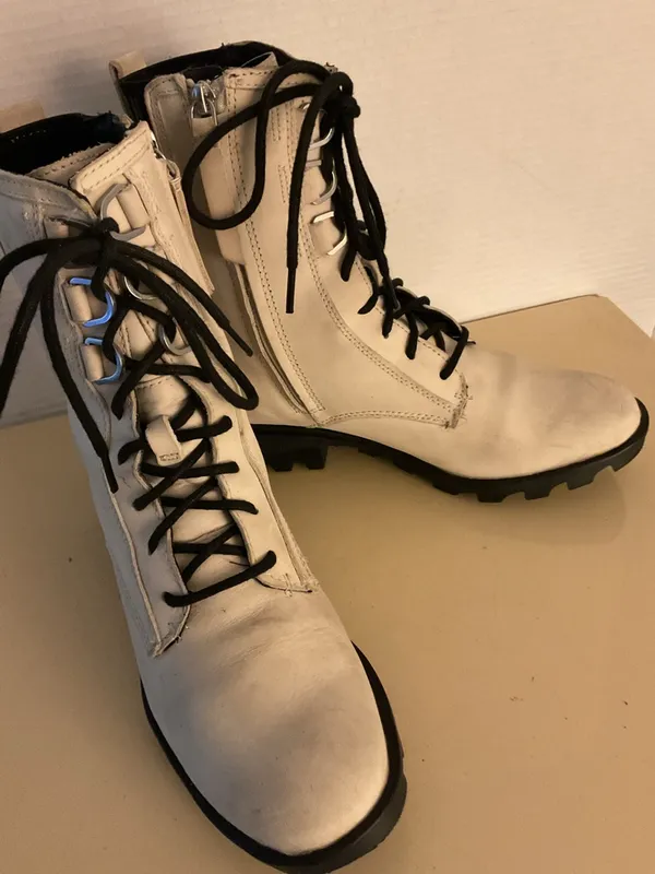 Sorel Women's off White leather Lace-Up Combat Boots with Black Laces 8 - Image 8