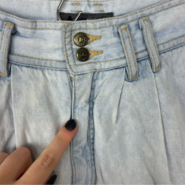 Vintage Liz Wear Liz Claiborne Light Wash Pleated Denim Shorts Size 12 - Image 6