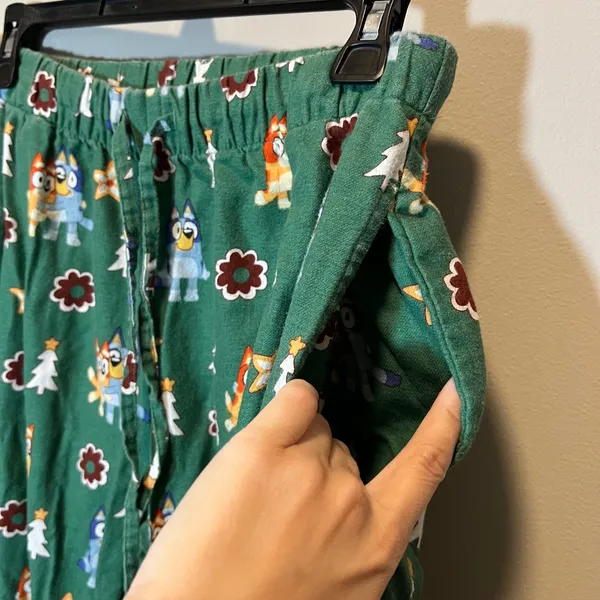 Hanna Andersson Bluey Christmas Flannel Pajama Set Green Women's Small 2 Piece - Image 3