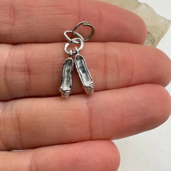 Sterling Silver Ballet Slippers Charm Vintage Pair of‎ Shoes Pendant 1.28g - Image 6