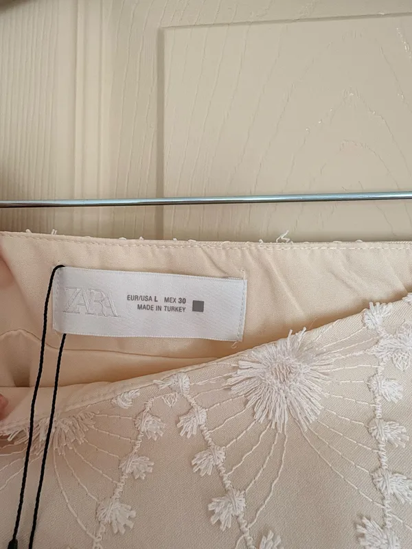 NWT Zara mini skirt size L beige/white - Image 4