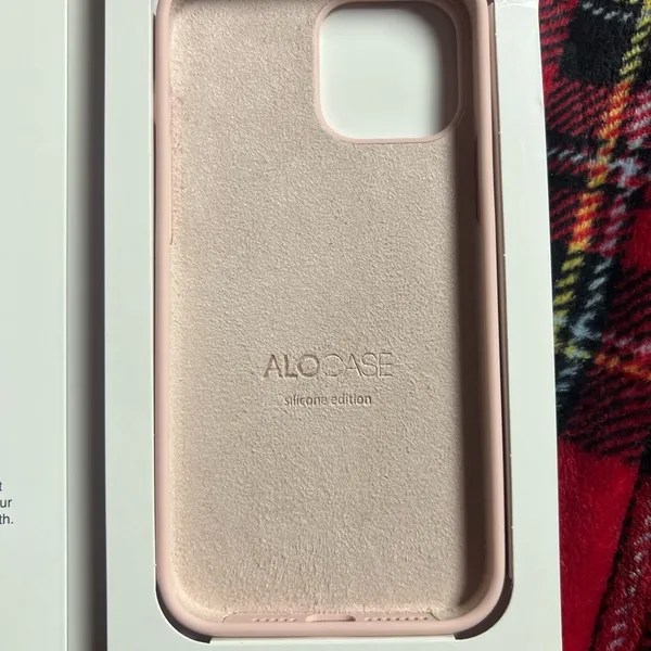Light pink silicone phone case - Image 4