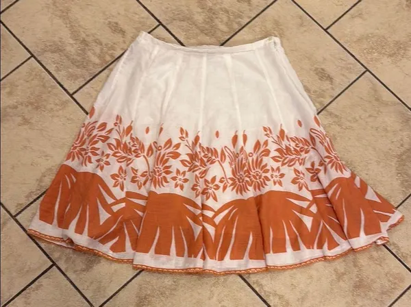 White and Cream Mini A-Line Skirt with Pleated Resort Style - Image 2