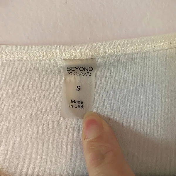 Beyond Yoga White Cropped Long Sleeve Shirt Athletic Loungewear Women size Small - Image 2