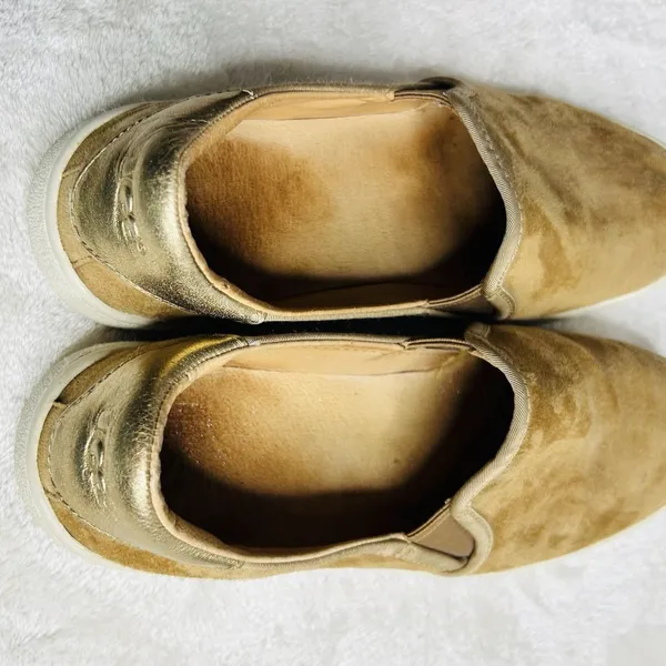 UGG Cas Women's Size 6.5 Caramel Tan Suede Gold Leather Slip On Comfort Shoes - Image 7