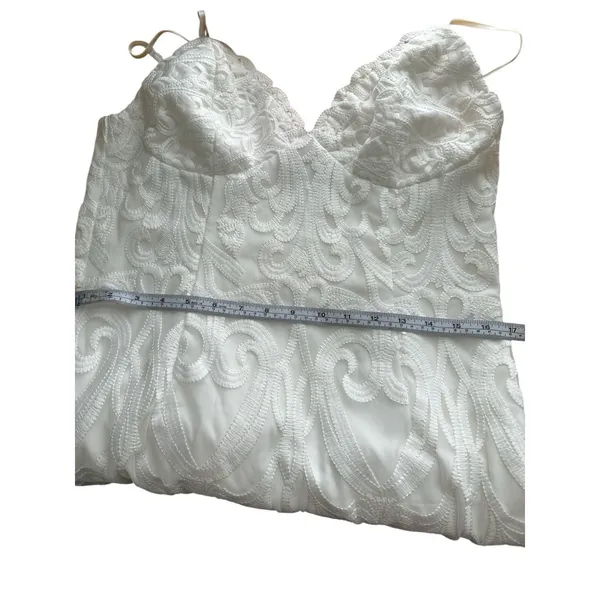 Bardot white lace midi dress Scalloped Vneckline with afitted sheath silhouette. - Image 10