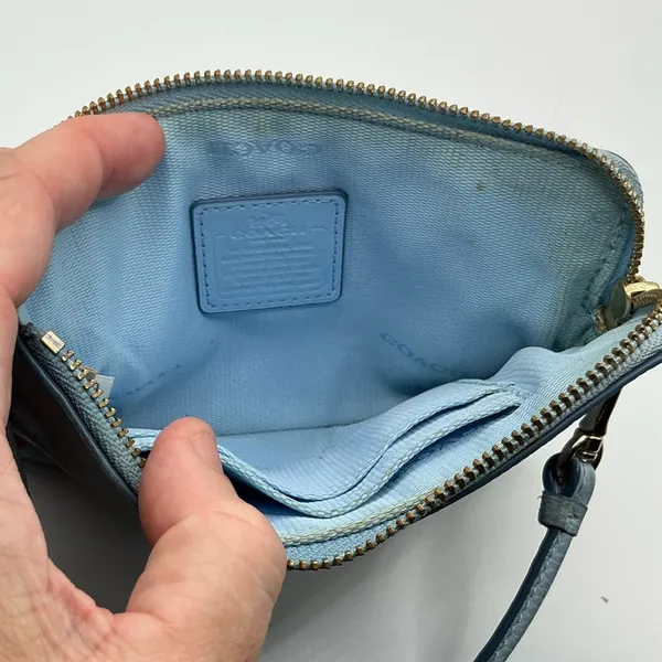 A Rare Vintage HTF Baby Soft Blue Leather Coach Wristlet Wallet - Image 4