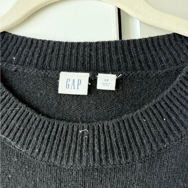 GAP Women's Classic Black Crew Neck Sweater - Image 2
