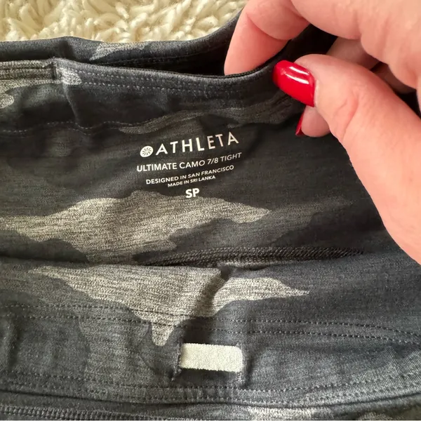 Athleta Ultimate Stash Pocket 7/8 Leggings Gray Camo Activewear Small - Image 4