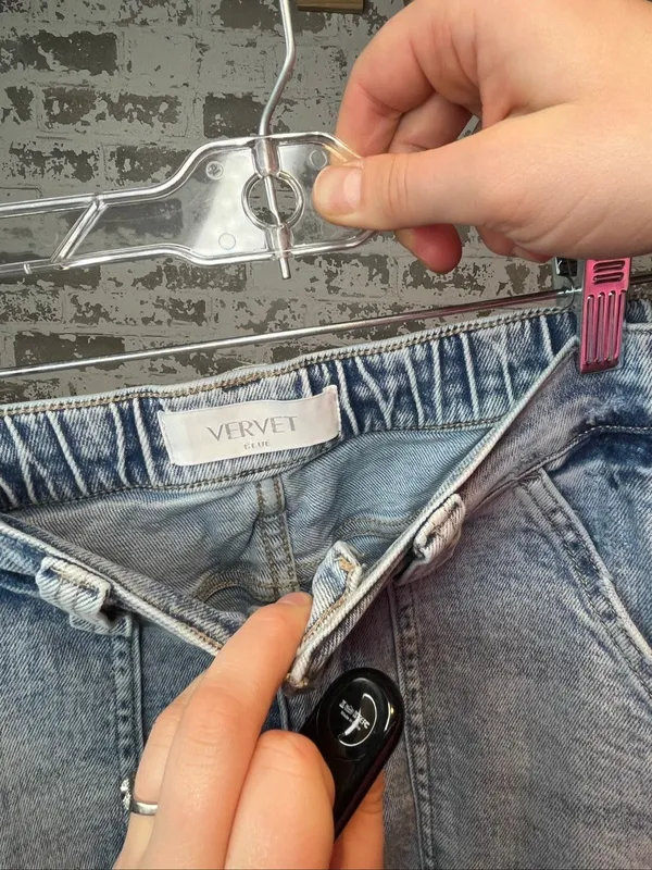 Vervet | women light wash cargo denim jeans 26 - Image 4