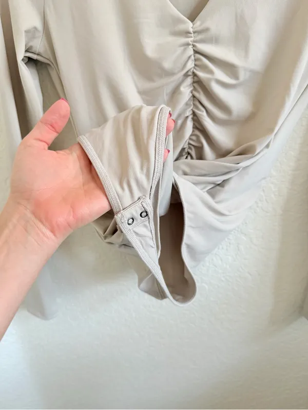 Abercrombie & Fitch Soft A&F Long-Sleeve Ruched V-Neck Bodysuit M Ivory Cream - Image 3