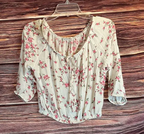 Free Kisses Flowers Crop Top. Size Medium. - Image 3