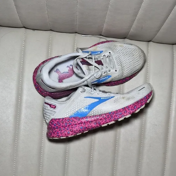 Brooks Women's White and Pink Trainers - Image 2