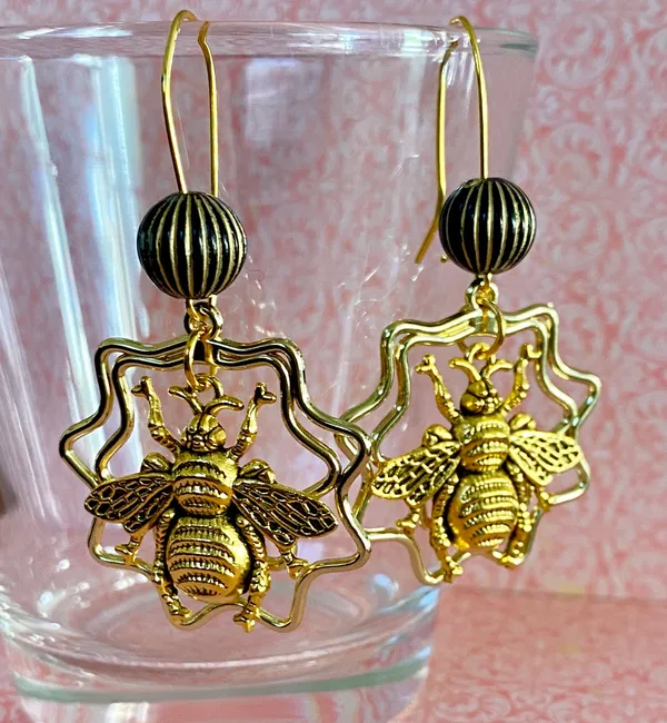 Handmade antique gold tone bee dangle earrings 🐝🖤 - Image 3