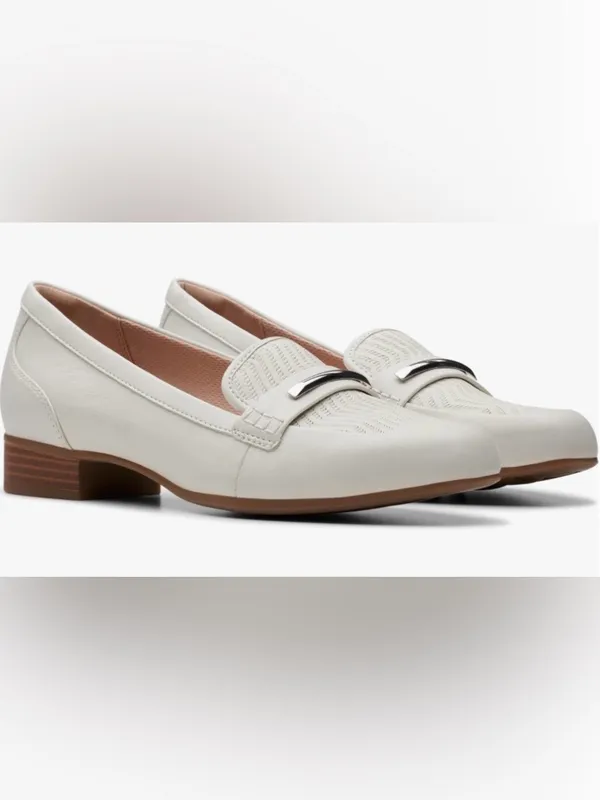 Clarks Off White Leather Loafer with Silver Trim Size 8 - Image 4