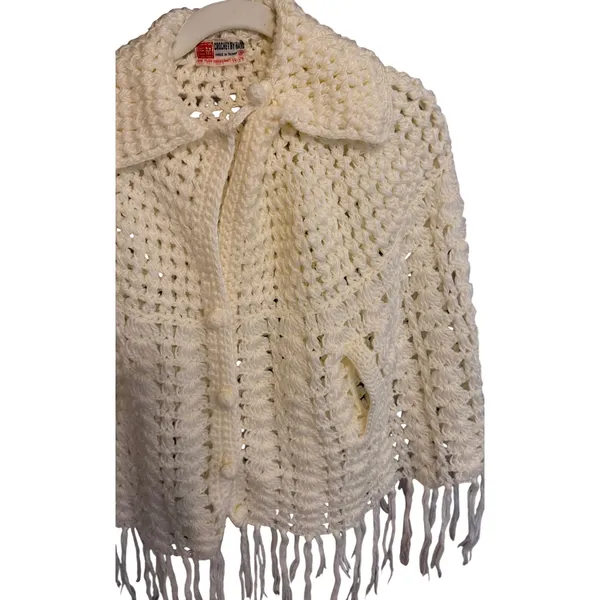 VTG San Yueh Hand Crochet Capelet Cream Fringe Button Front Small Boho Cottage - Image 6