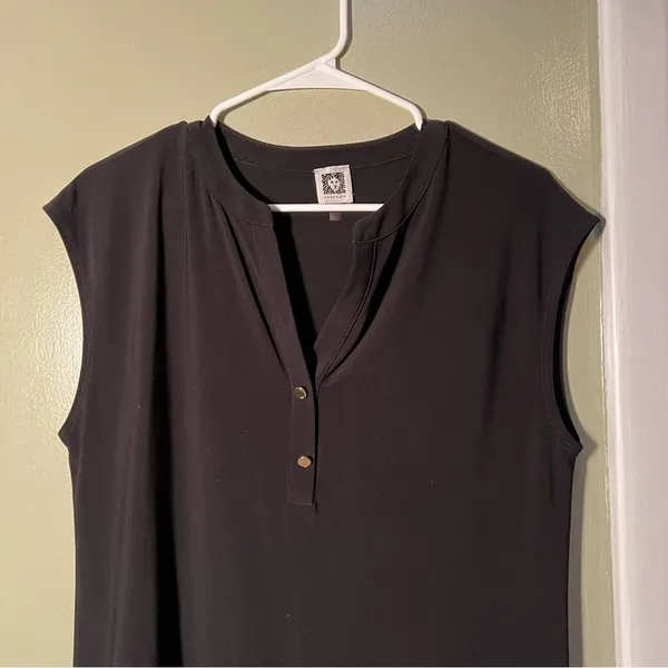 Anne Klein Women's‎ Size Medium Popover Blouse Black Cap Sleeve 2 Button Stretch - Image 4