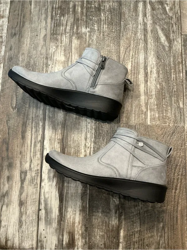 Bzees Grey Slip-On Ankle Booties Size 9 Wide - Image 13