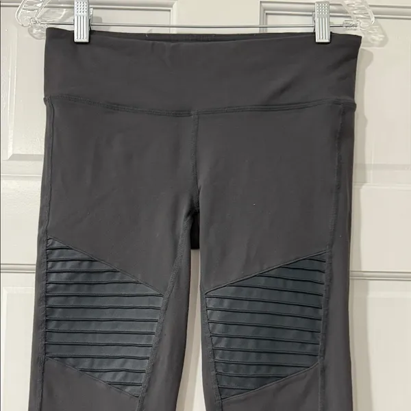 ALO Yoga Women's Charcoal Moto Leggings - Image 4