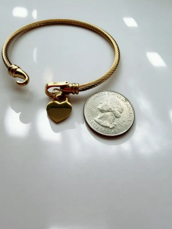 Gold heart cable bangle bracelet - Image 2