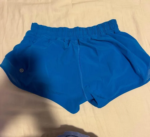 Lululemon Shorts Hotty Hot 2.5" Low-Rise - Image 2