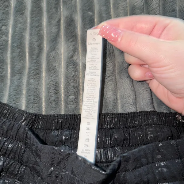 Lululemon Hotty Hot Short II *2.5" Manifesto - Image 4
