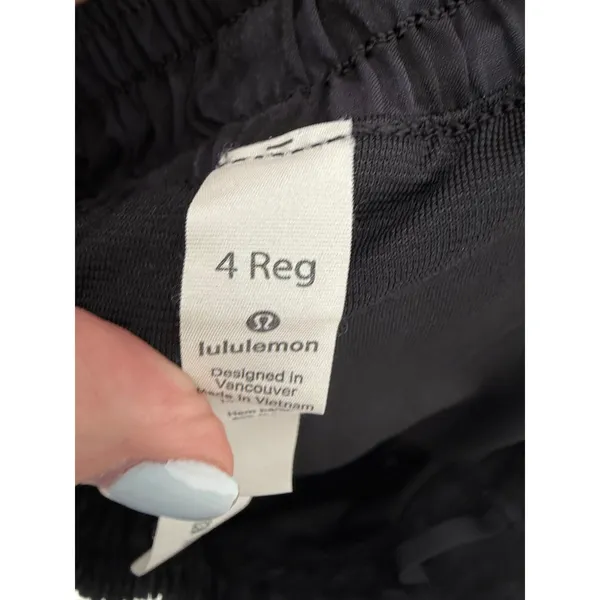 Lululemon Hotty Hot Short II 2.5" size 4 - Image 3