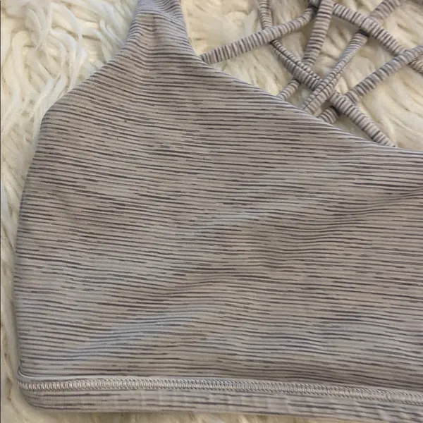 Lululemon size 6 Women's Strappy Gray Sports Bra excellent condition - Image 5