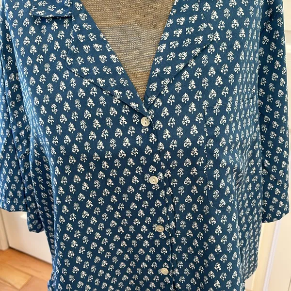 Haute Hippie blue and white flower design 2 piece short pajamas set - Image 3