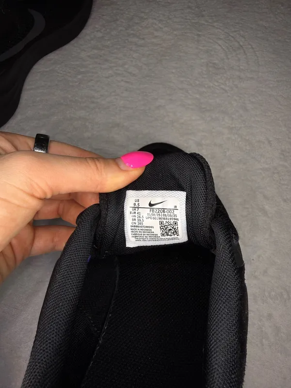 Black Nike Sneakers Women’s - Image 5