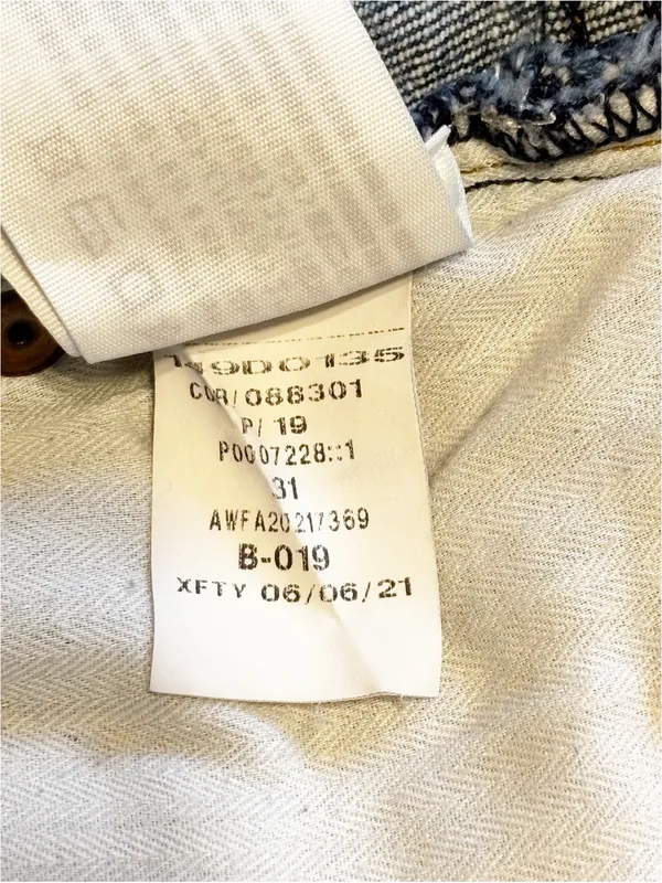 Abercrombie & Fitch The Mom Short High Rise Distressed Medium wash size 12 - Image 8