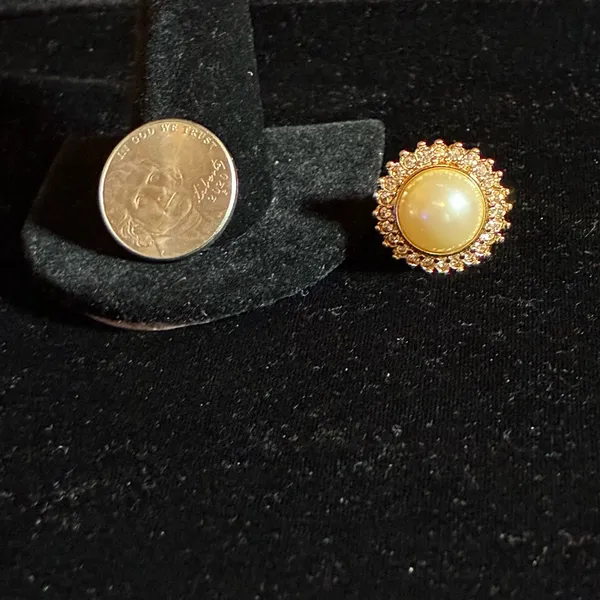 Vintage Cocktail Ring Faux Pearl Rhinestones Size 6 - Image 5