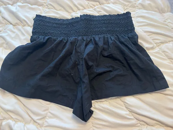 Anthropologie shorts ruffle waist band - Image 4