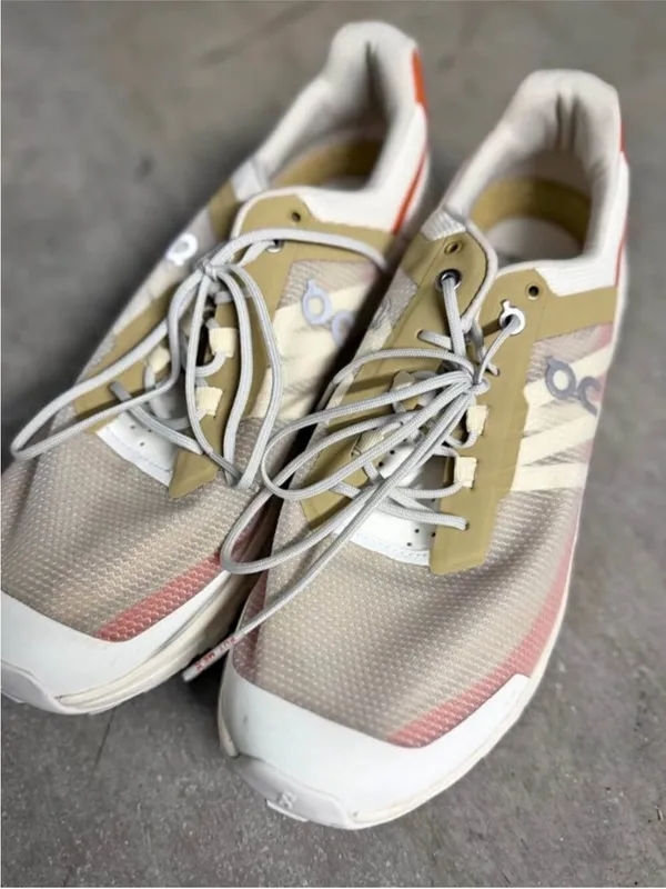 On Women's Cloudvista Sneakers Running Shoes size 10 - Image 4