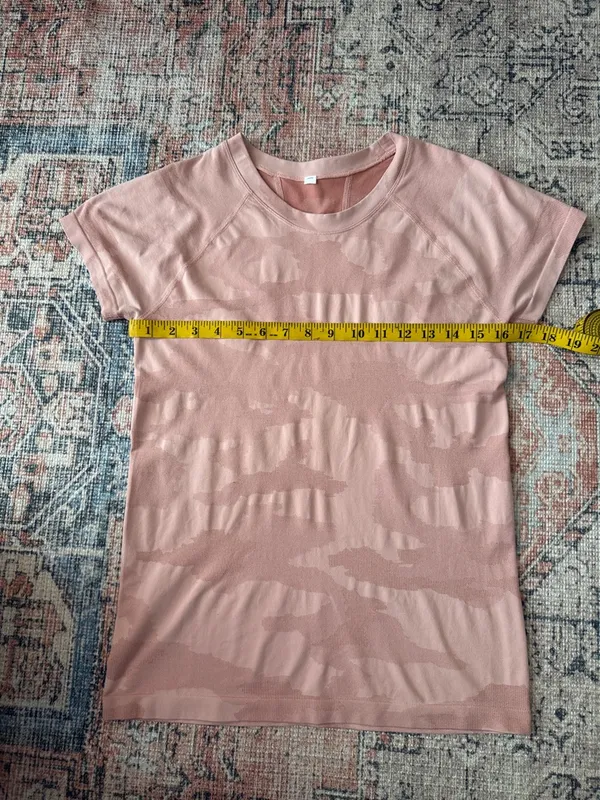 ATHLETA Momentum Seamless Camo Tee in Blush Pink Camo Estimated Size Medium - Image 7