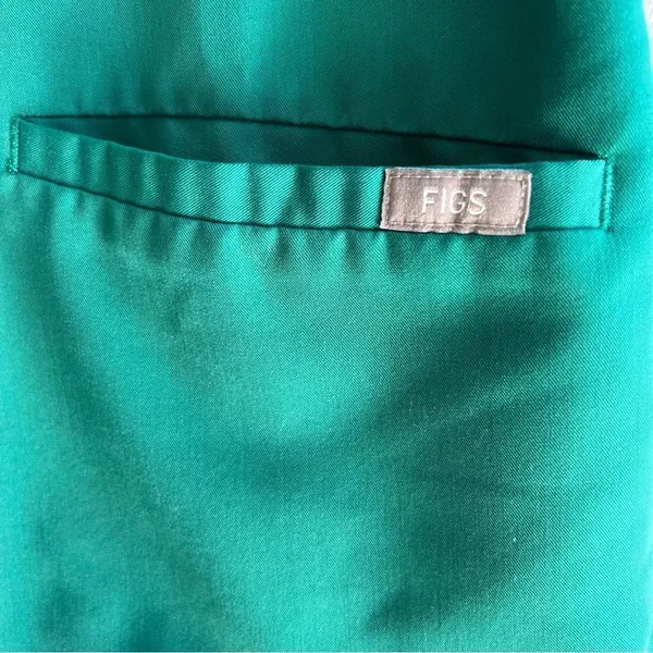 Figs Casma Three-Pocket Scrub Top in Limited Edition Kelly Green XXS Medical - Image 3