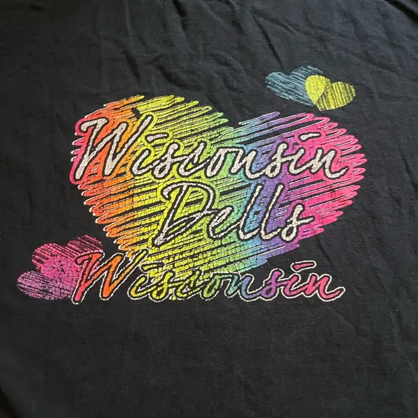 Wisconsin Dells black colorful heart short sleeve shirt M - Image 3