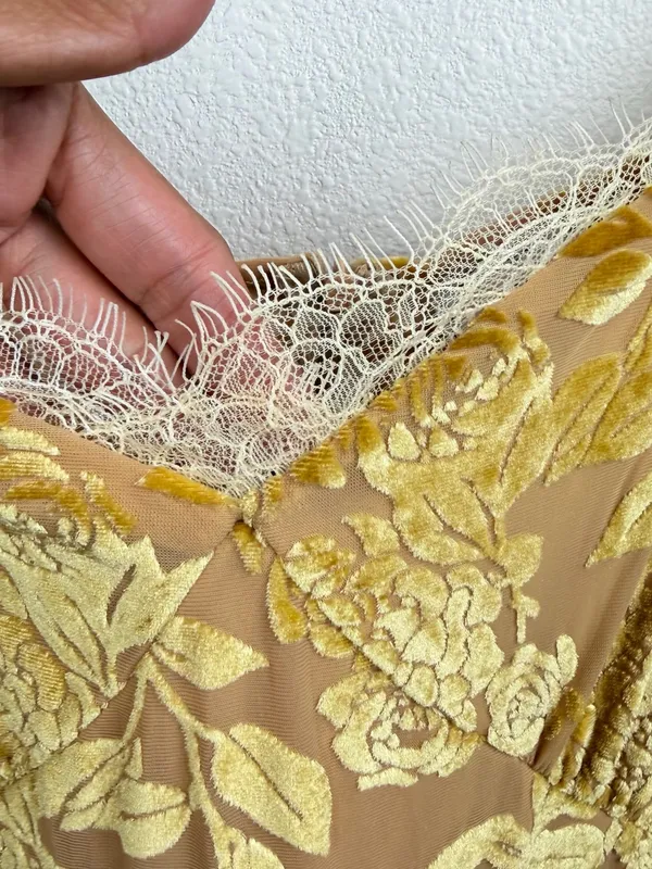 RIHOAS NWT Mustard/Gold Lace detail Floral Velvet Overlay Mesh Midi Dress Size M - Image 5
