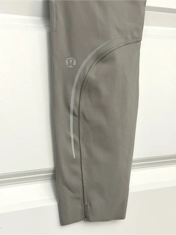 Lululemon Base Pace High-Rise Reflective Tight 25" Gull Grey Size 6 - Image 6