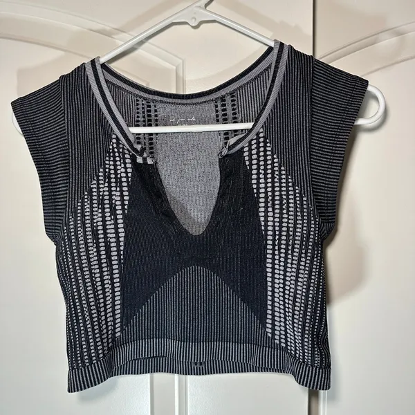 Urban Outfitters Out From Under Go For‎ Gold Seamless Printed Top Crop Black Gray Womens M/L - Image 2