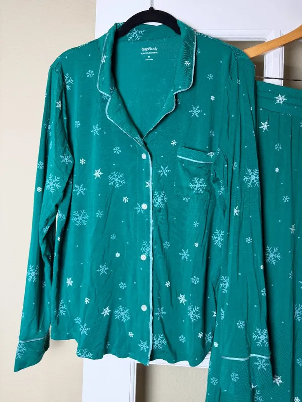 GapBody Gap Body Forever Favorite Green Snowflake Soft Pajama PJ's Size Medium - Image 2