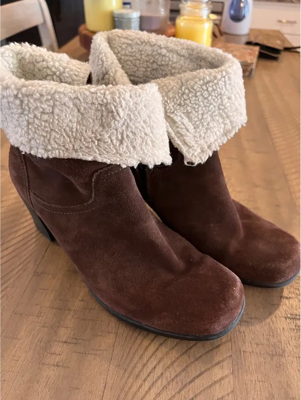 Clarks Enfield Sari Women’s Size 9.5 Brown Suede Shearling Trim Ankle Boots - Image 10